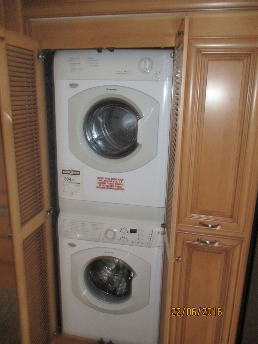 fleetwood-revolution-motorhome-42w