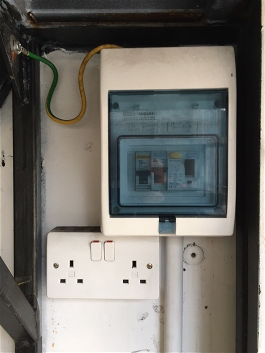 scania-18t-rigid-3-car-transporter-with-livin