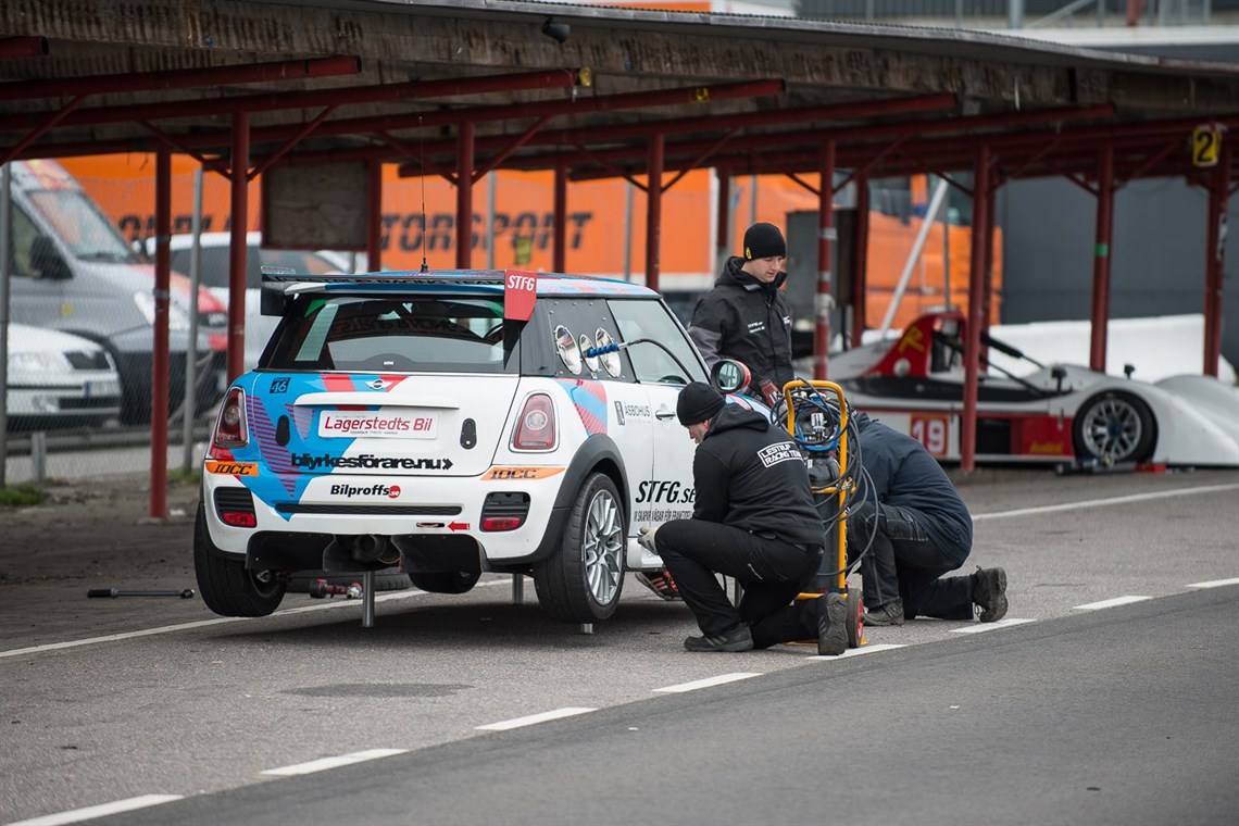 mini-challenge-r56-car-modified-for-endurance