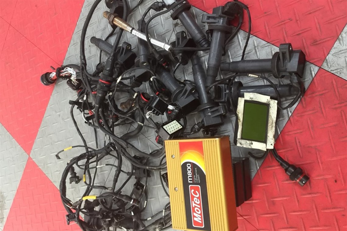 motec-m800-ecu-dashloom-v12-engine