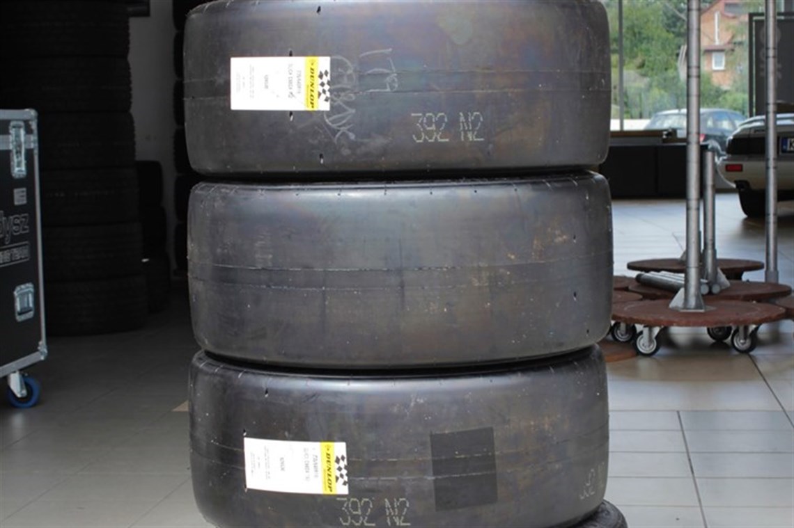 brand-new-tyres-dunlop-235640-x-18