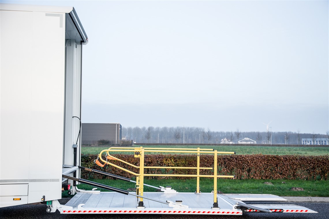 2015-racetrailer-with-office-and-2nd-flex-dec