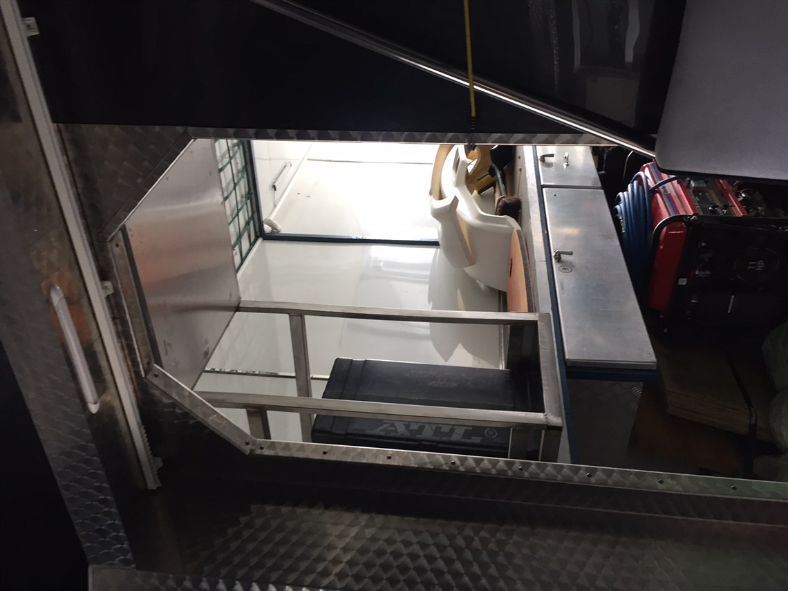 scania-18t-race-2-car-motorsport-transporter