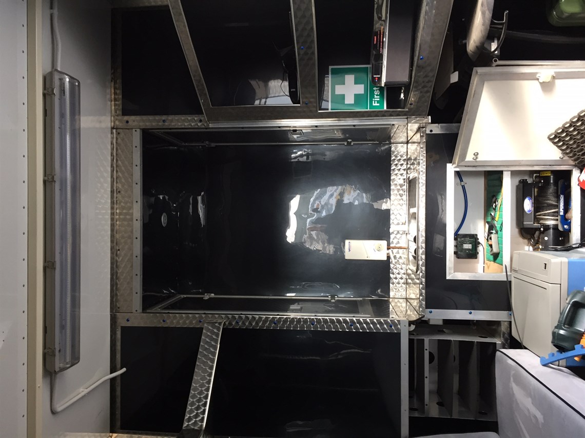 scania-18t-race-2-car-motorsport-transporter