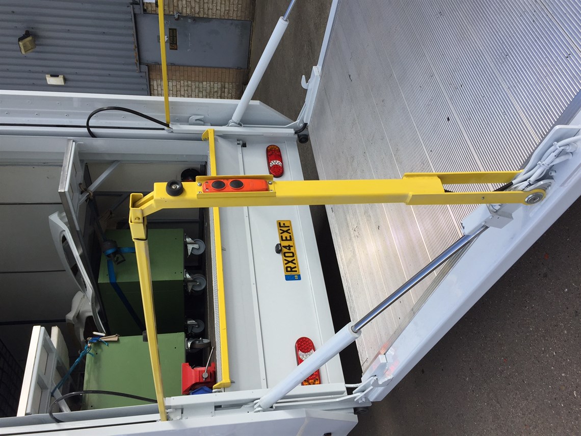 scania-18t-race-2-car-motorsport-transporter