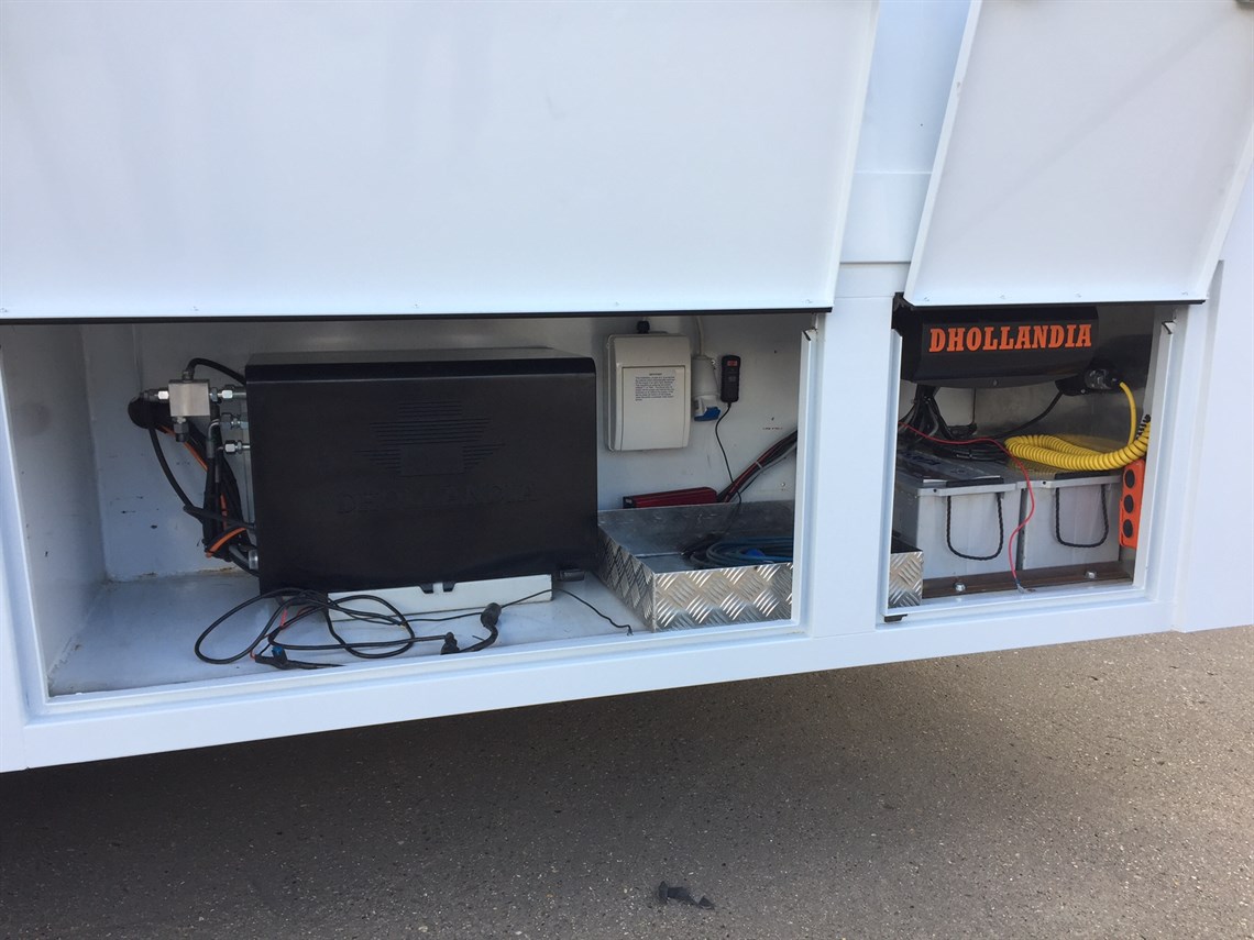 scania-18t-race-2-car-motorsport-transporter