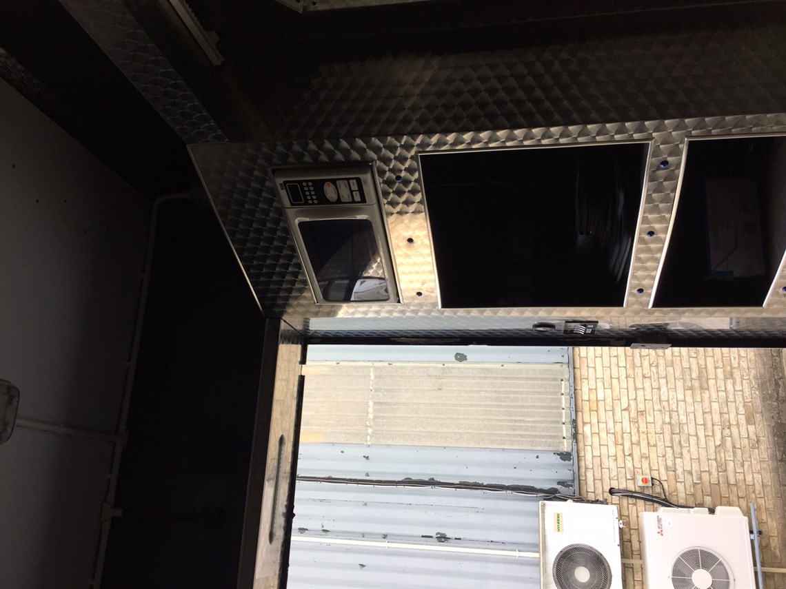 scania-18t-race-2-car-motorsport-transporter