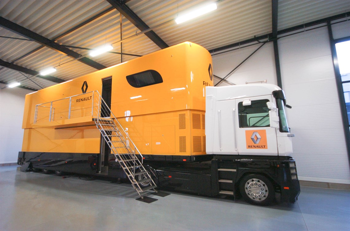 renault-f1-pump-up-office-racetrailer-incl-ma