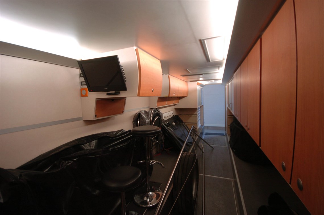 renault-f1-pump-up-office-racetrailer-incl-ma