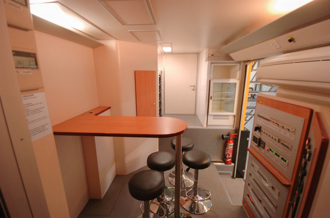 renault-f1-pump-up-office-racetrailer-incl-ma