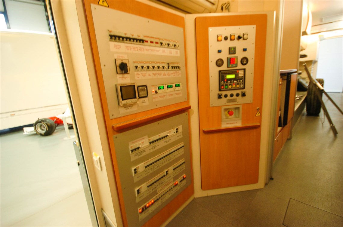 renault-f1-pump-up-office-racetrailer-incl-ma