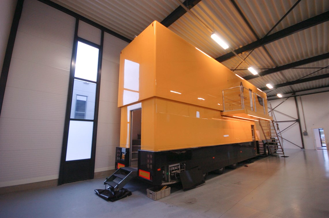 renault-f1-pump-up-office-racetrailer-incl-ma