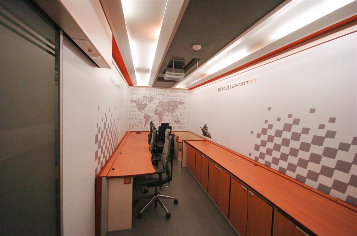 renault-f1-pump-up-office-racetrailer-incl-ma