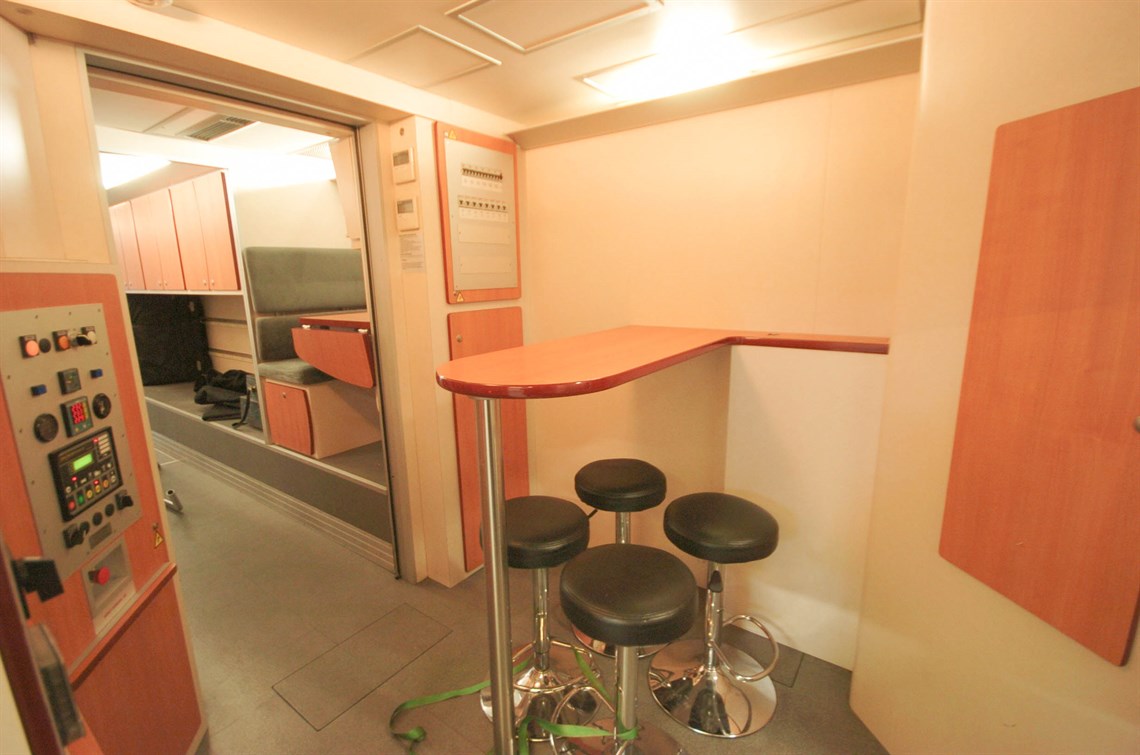 renault-f1-pump-up-office-racetrailer-incl-ma