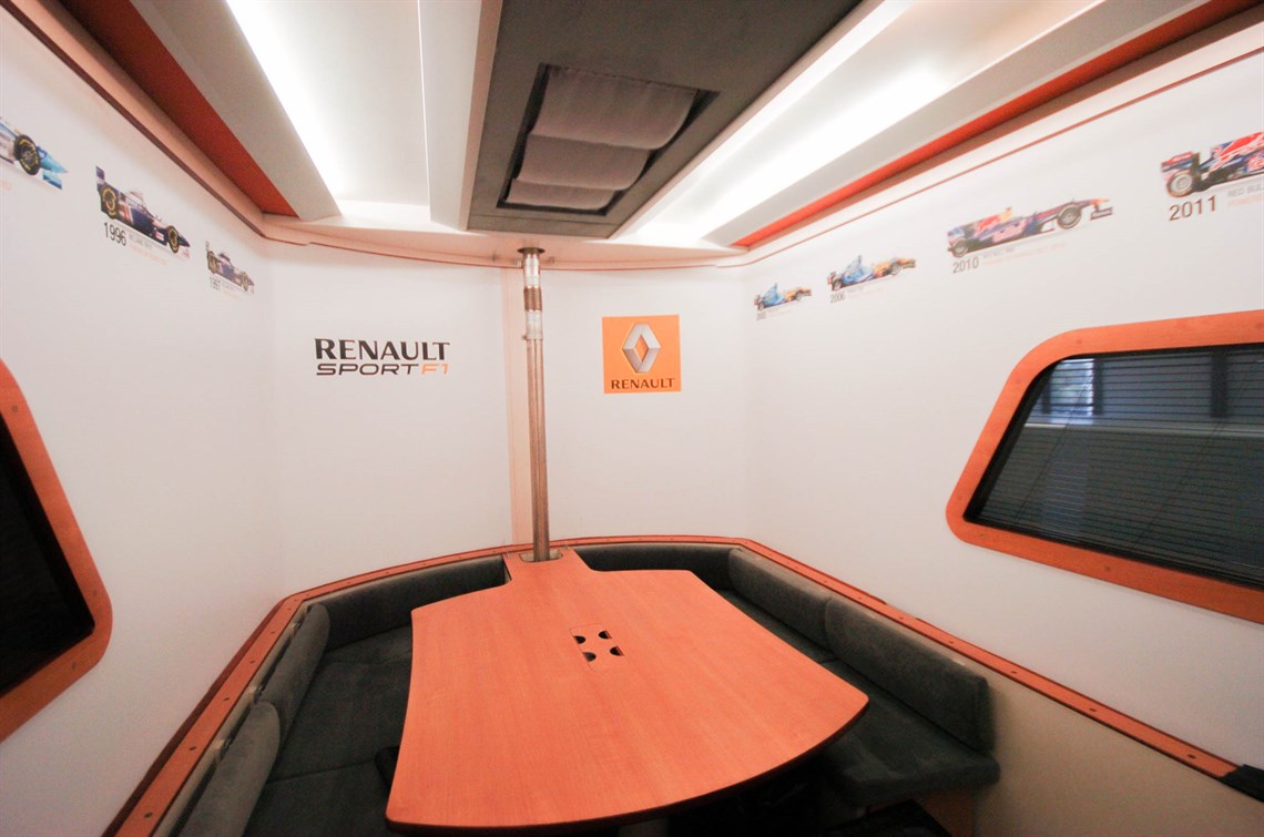 renault-f1-pump-up-office-racetrailer-incl-ma