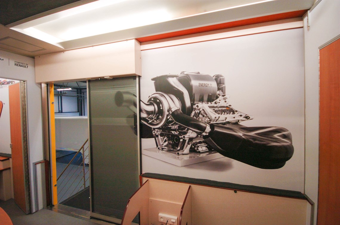 renault-f1-pump-up-office-racetrailer-incl-ma