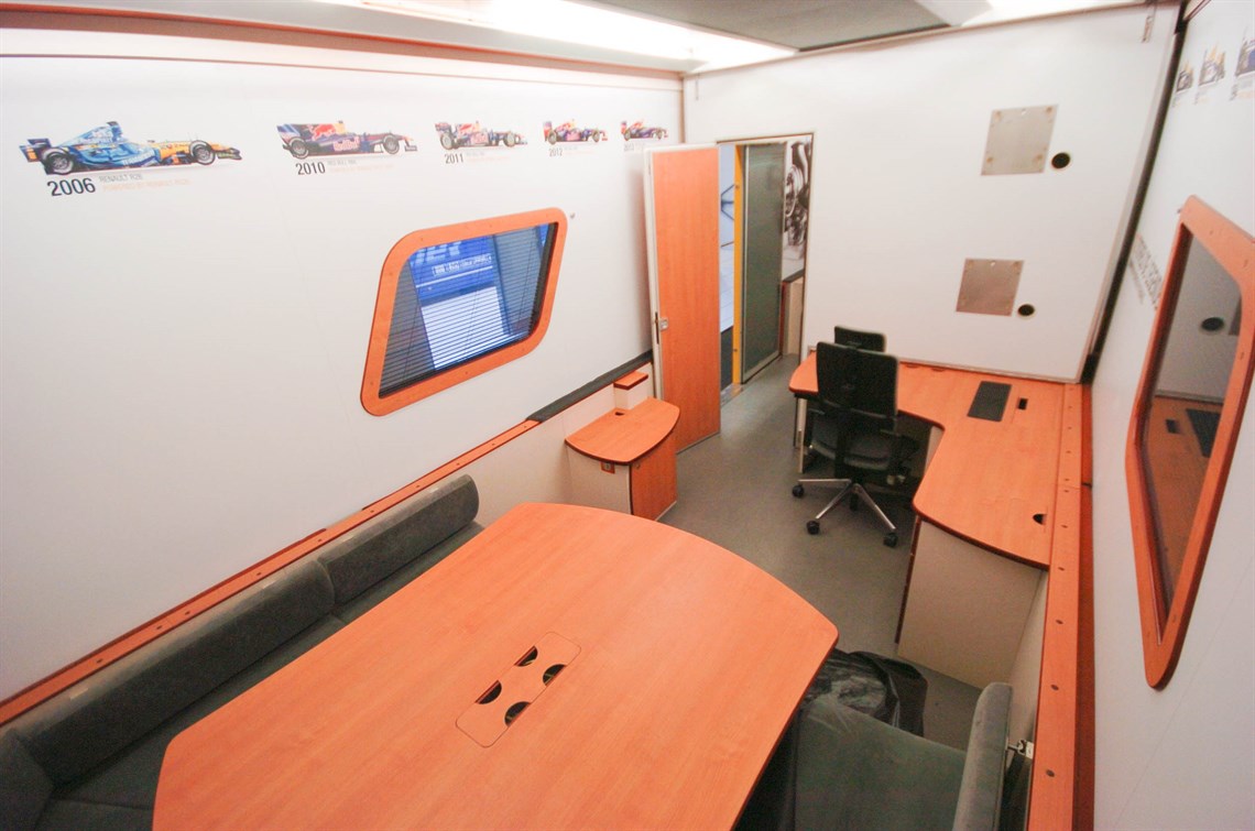 renault-f1-pump-up-office-racetrailer-incl-ma