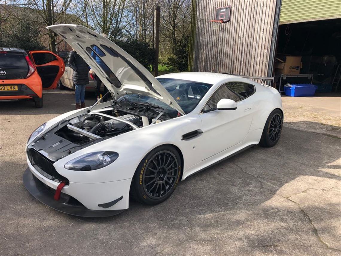 aston-martin-v8-vantage-gt4-093-zero-hours-en