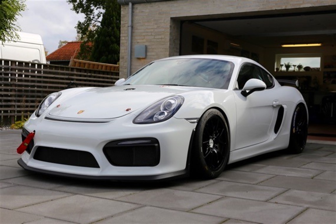 porsche-cayman-gt4-clubsport-racecar