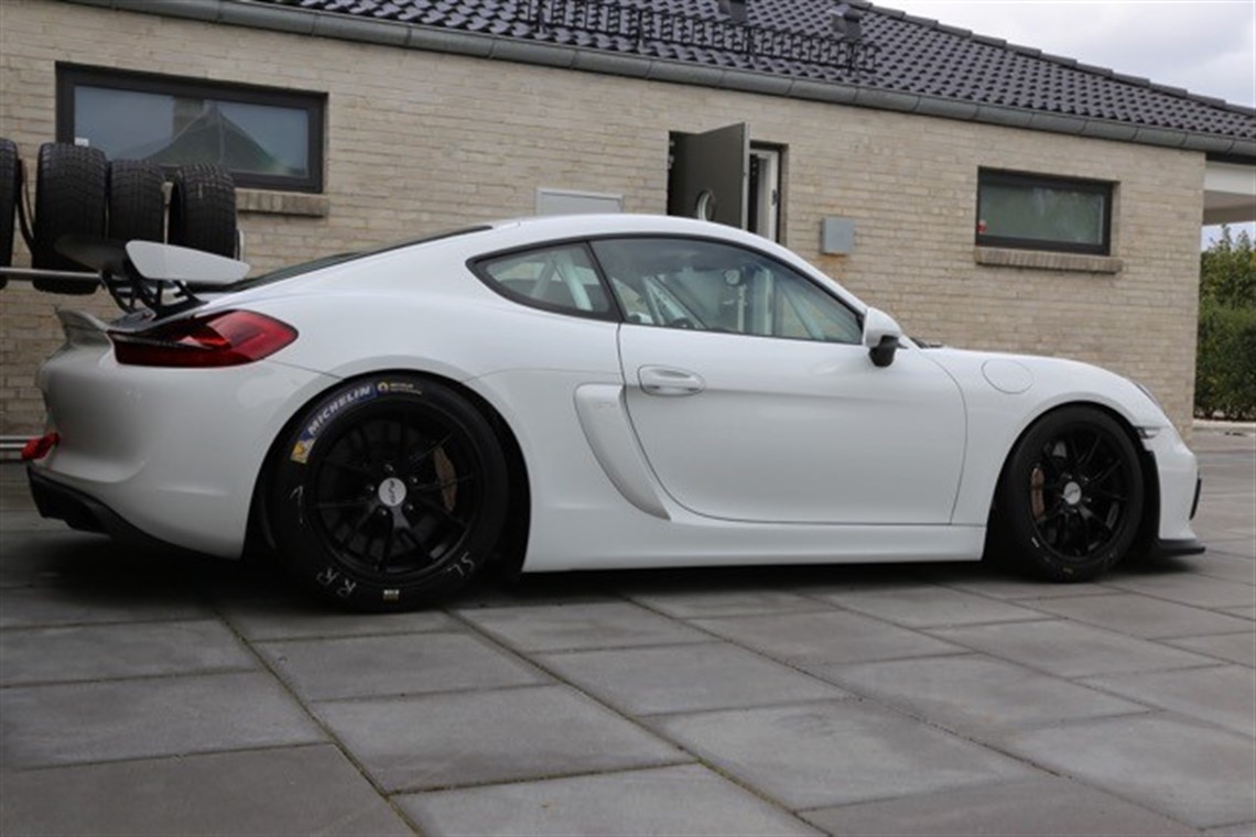 porsche-cayman-gt4-clubsport-racecar
