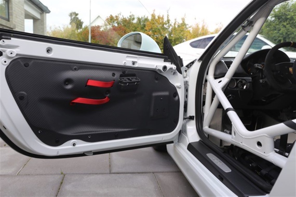 porsche-cayman-gt4-clubsport-racecar