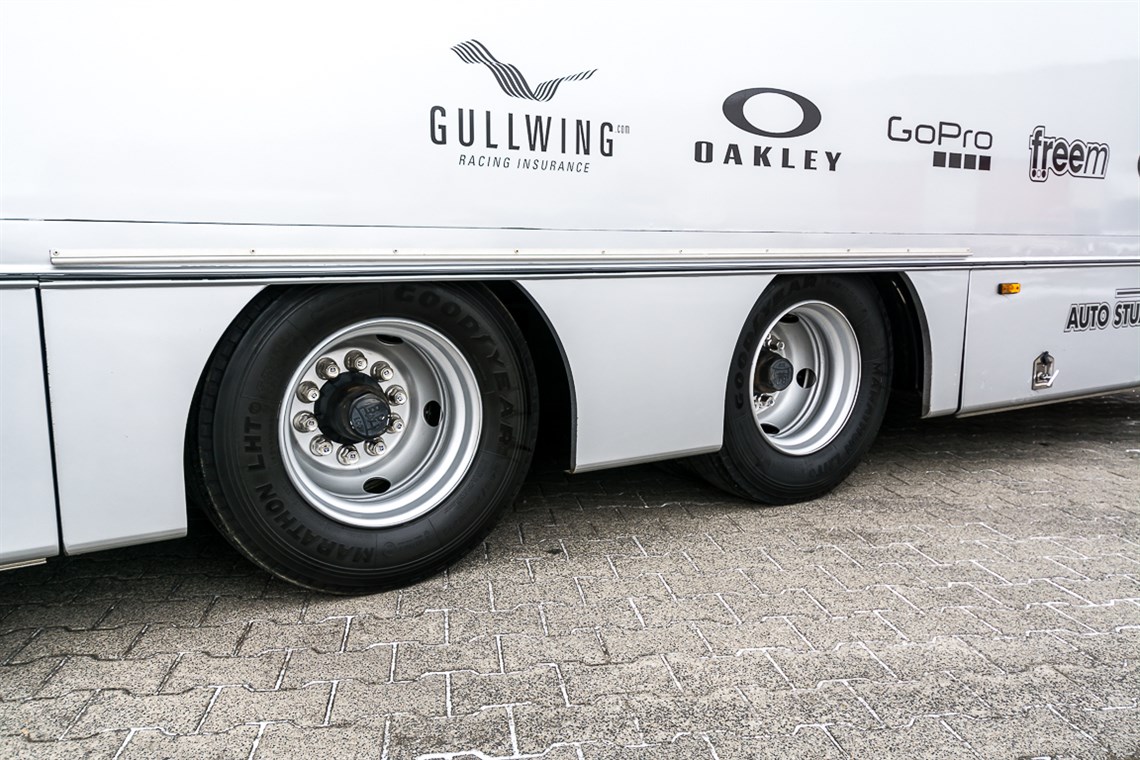 racetrailer-office-kitchen-toiletbadroom-and