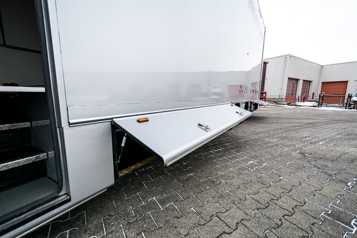 racetrailer-office-kitchen-toiletbadroom-and