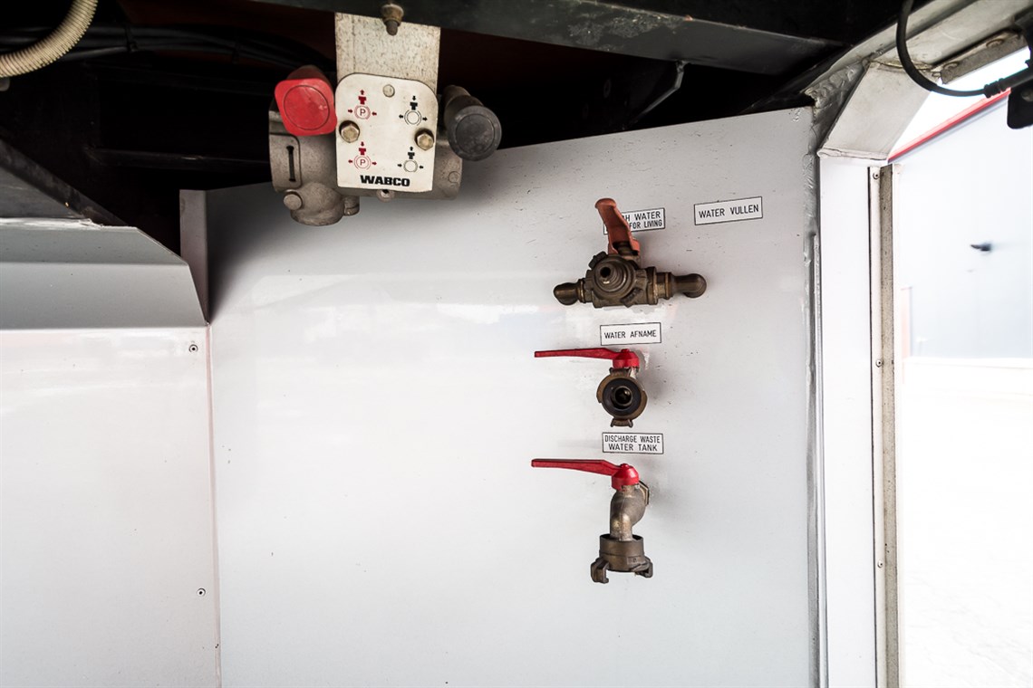 racetrailer-office-kitchen-toiletbadroom-and