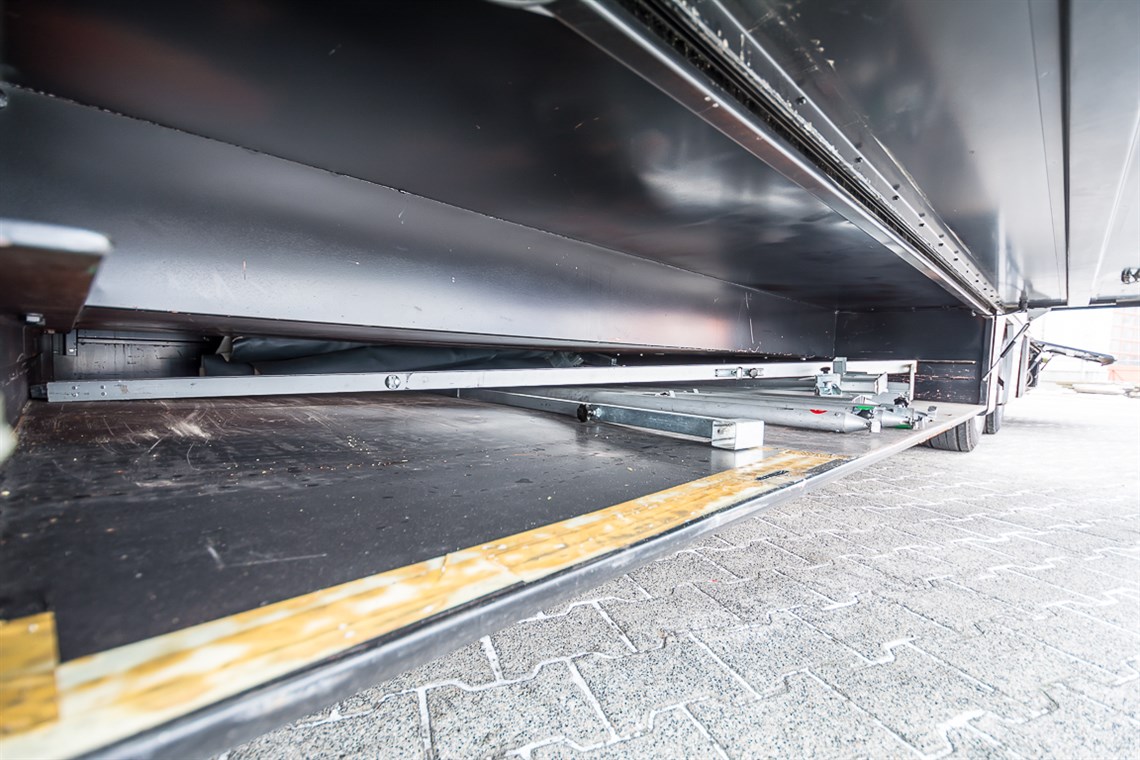 racetrailer-office-kitchen-toiletbadroom-and