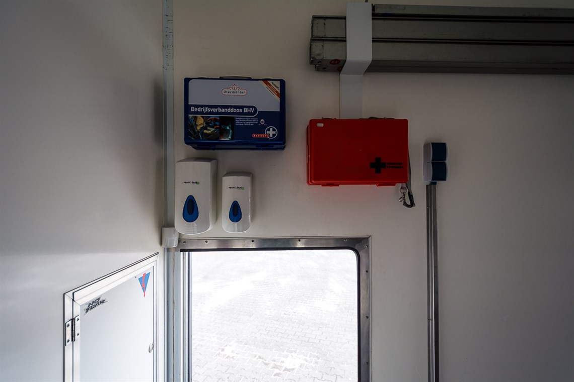 racetrailer-office-kitchen-toiletbadroom-and