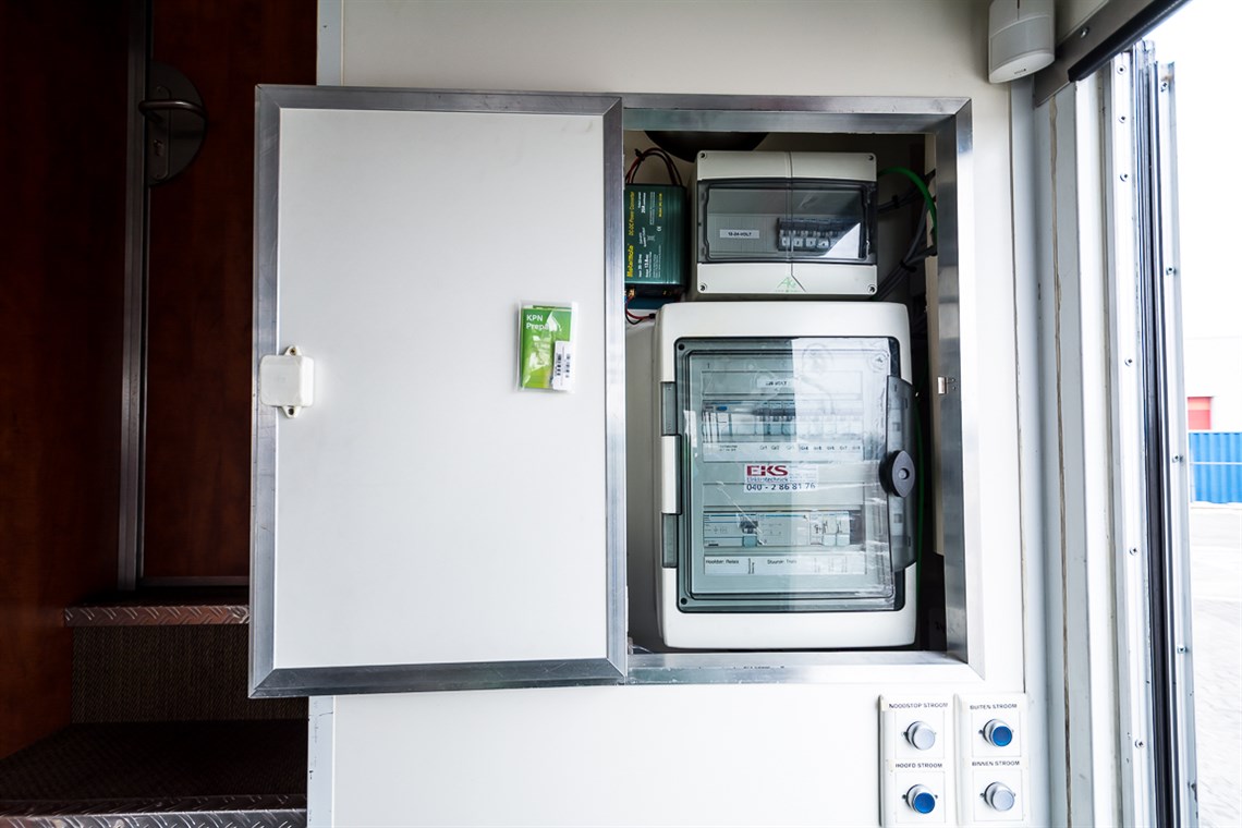 racetrailer-office-kitchen-toiletbadroom-and