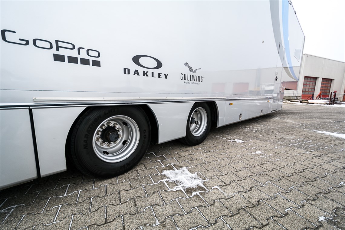 racetrailer-office-kitchen-toiletbadroom-and