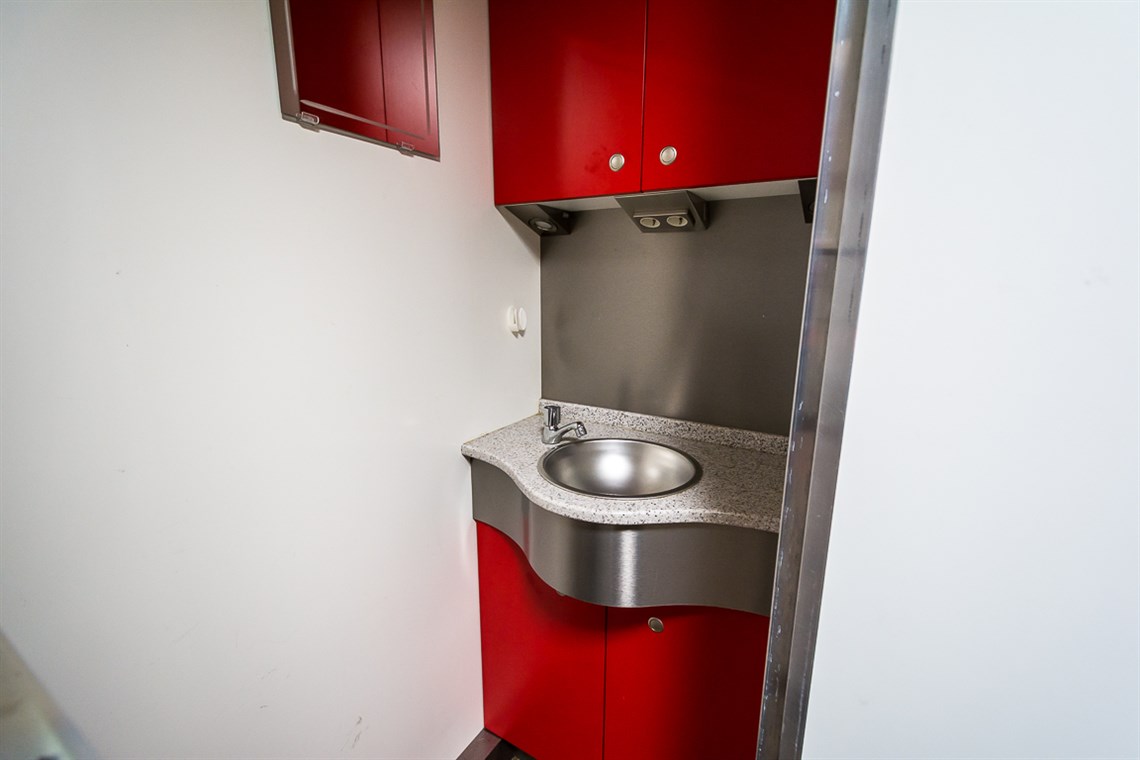 racetrailer-office-kitchen-toiletbadroom-and