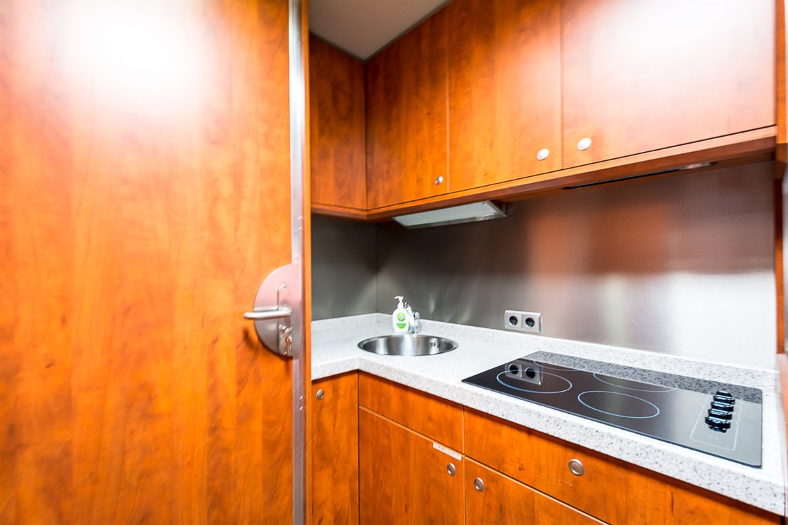 racetrailer-office-kitchen-toiletbadroom-and