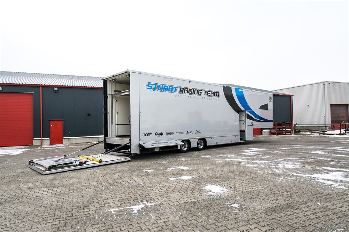 racetrailer-office-kitchen-toiletbadroom-and