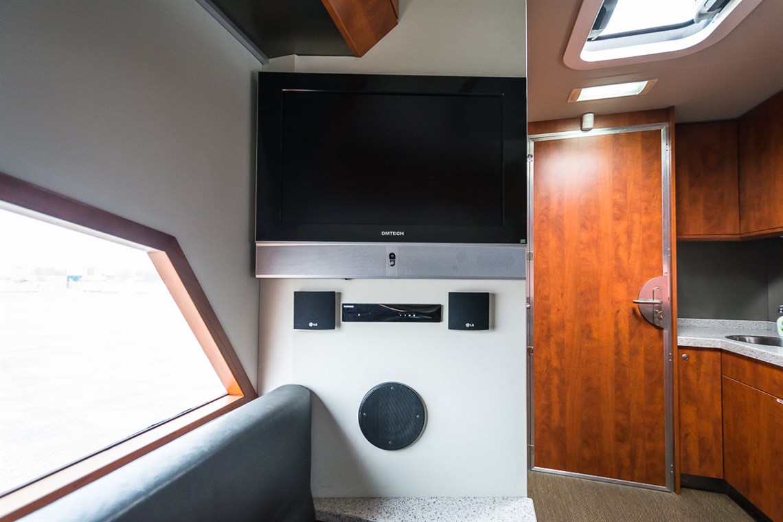 racetrailer-office-kitchen-toiletbadroom-and