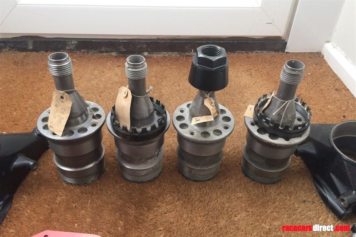 lola-formula-3-uprights-and-hubs