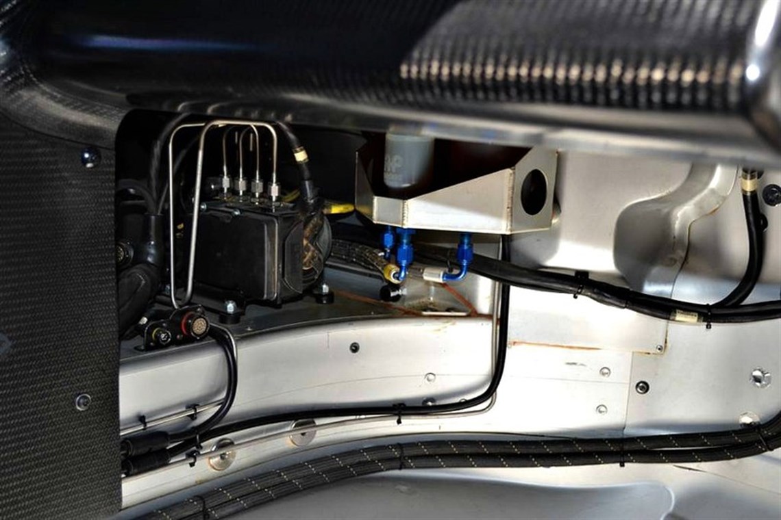 2013-aston-martin-gt3-race-car