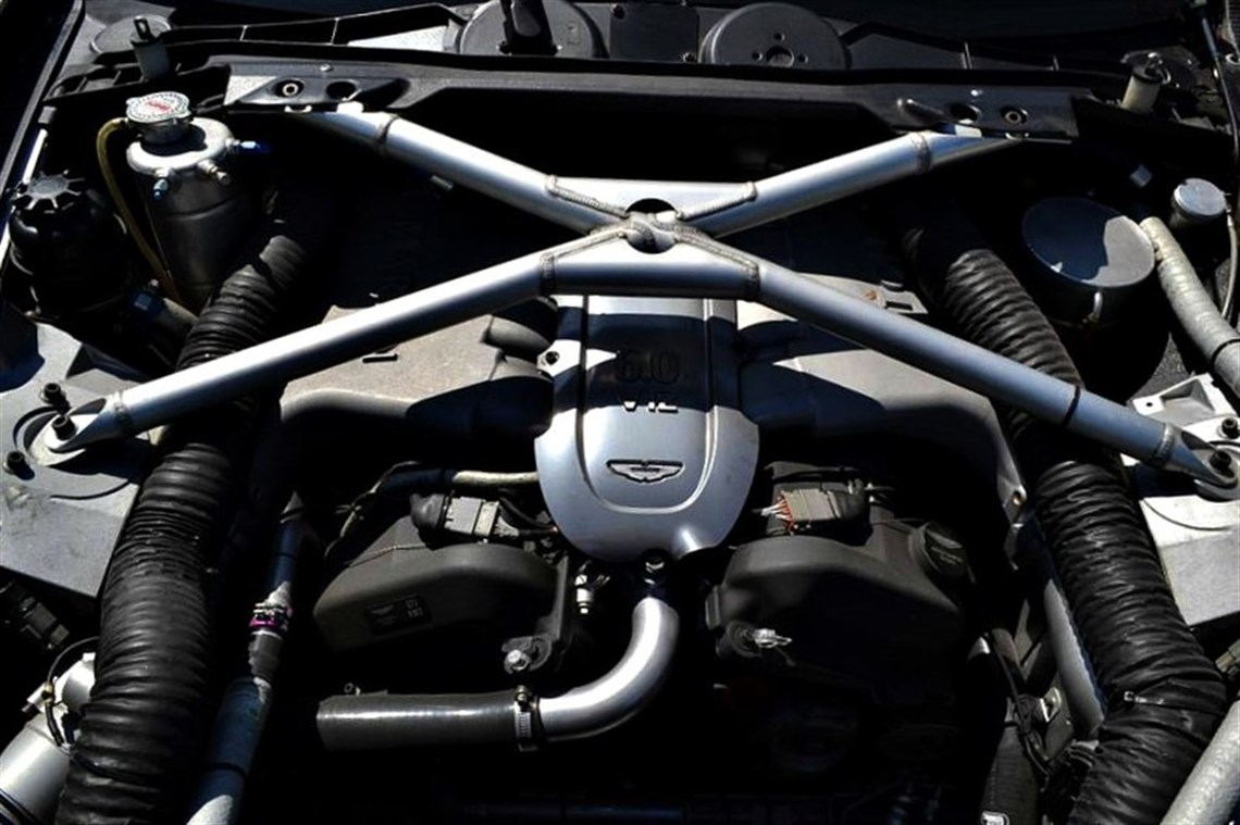 2013-aston-martin-gt3-race-car