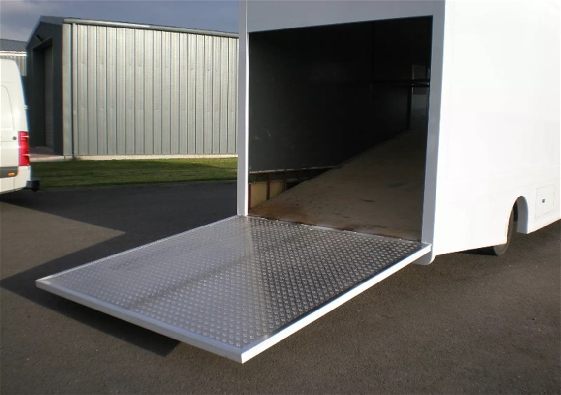 iveco-cargo-75t-race-transporter