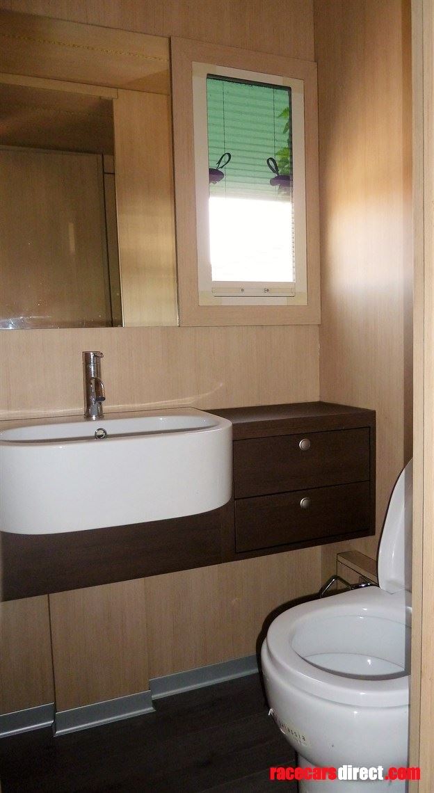 mercedes-axor-1823---new-race-transporter