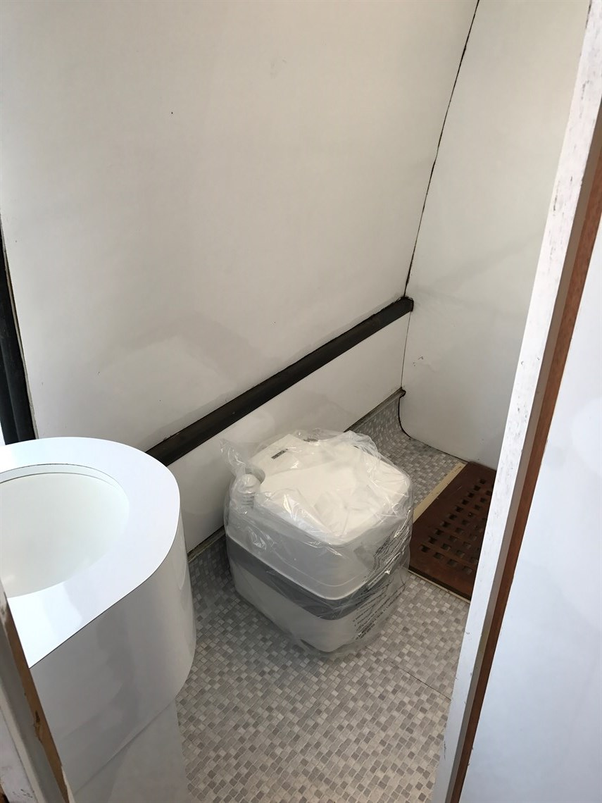 volvo-b58-motorhome-race-transporter---sleeps