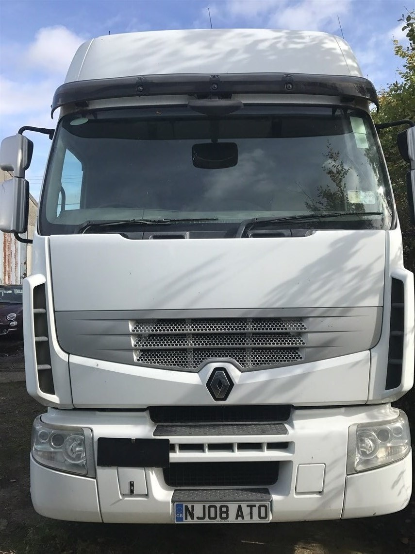 race-car-transporter-renault-premium-tractor