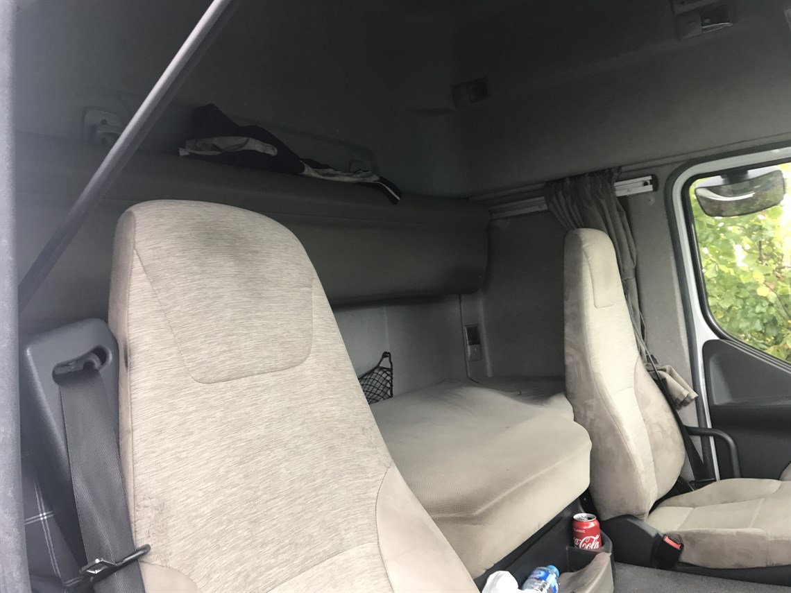 race-car-transporter-renault-premium-tractor