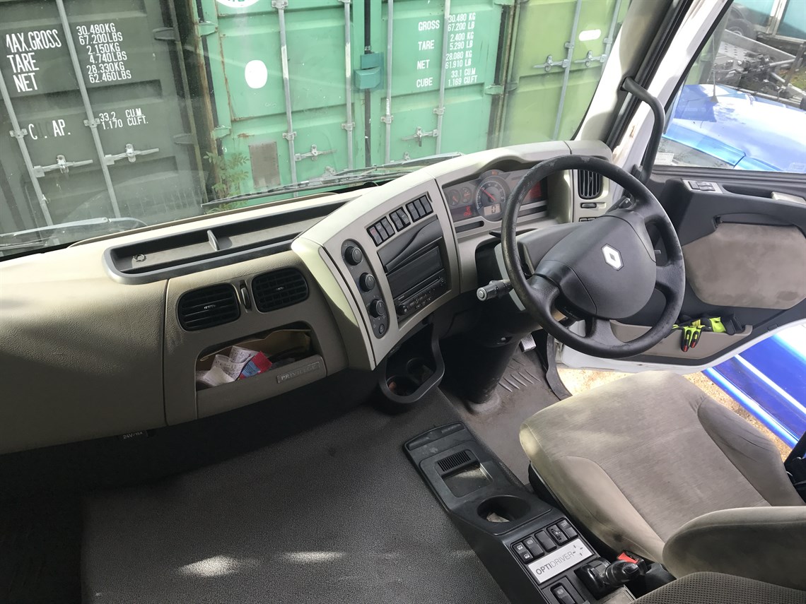 race-car-transporter-renault-premium-tractor