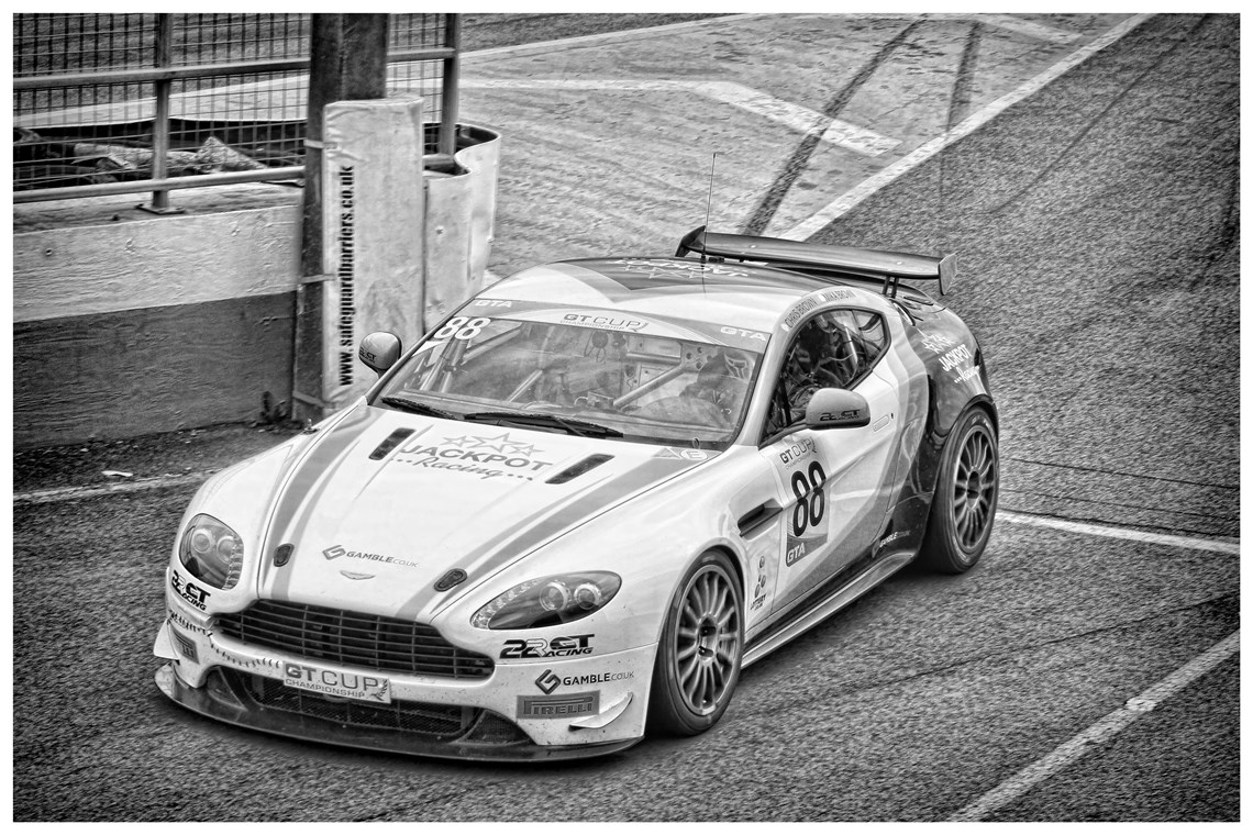 aston-martin-vantage-gt4