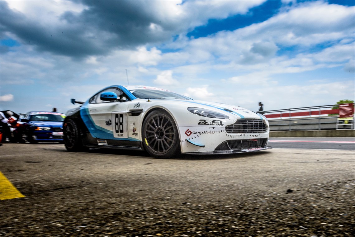 aston-martin-vantage-gt4