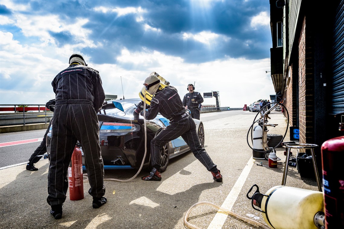 aston-martin-vantage-gt4