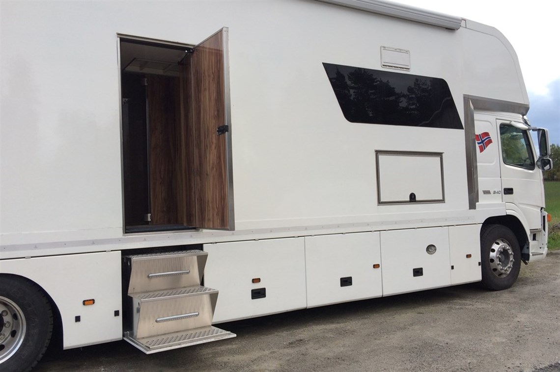 luxury-volvo-fm9-race-transporter-with-slide