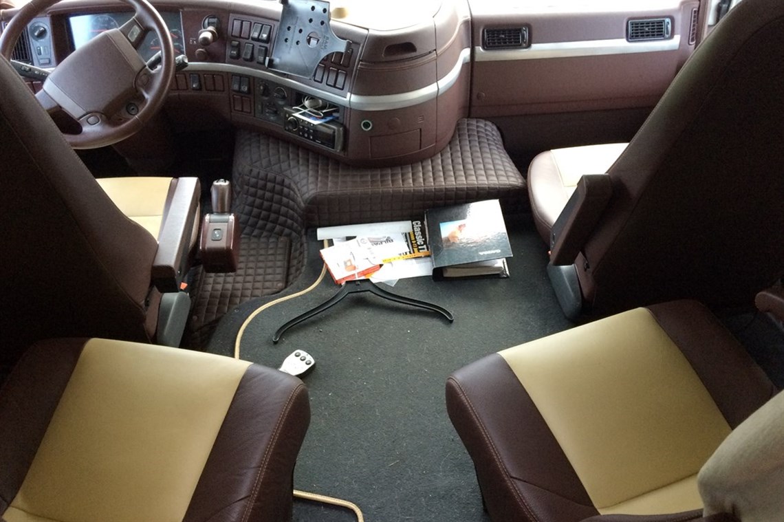 luxury-volvo-fm9-race-transporter-with-slide